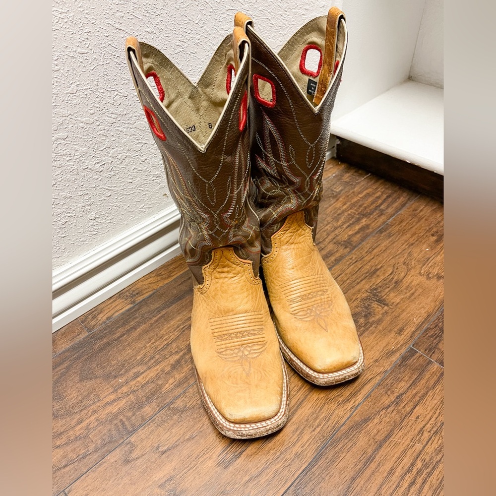 9.5 Men’s Double-H. Square toe Cowboy boots.
